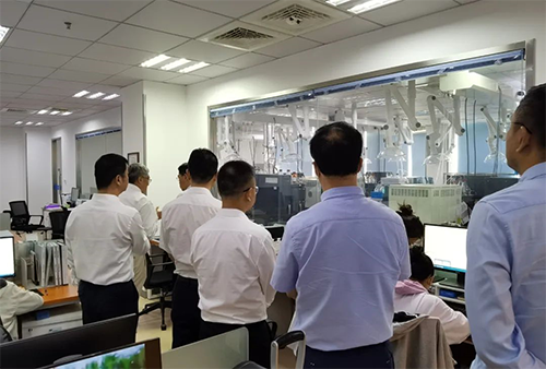 陈博士向导杨副市长一行人旅行了旋乐吧spin8规范化的先进实验室，，，，，解说了药物临床前的研发和IND申报流程。。。。