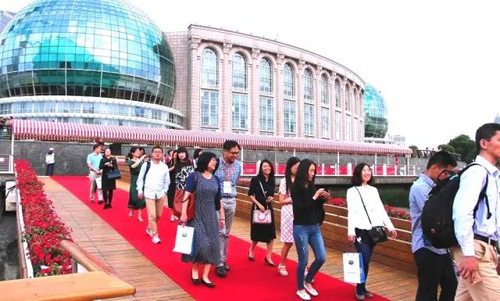 晚宴伊始，，，，，前来加入晚宴的嘉宾们纷纷踏上红毯，，，，，前往码头