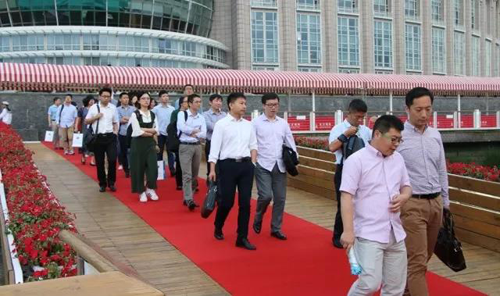 晚宴伊始，，，，，前来加入晚宴的嘉宾们纷纷踏上红毯，，，，，前往码头