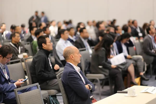 现场观众认真谛听陈博士演讲.jpg